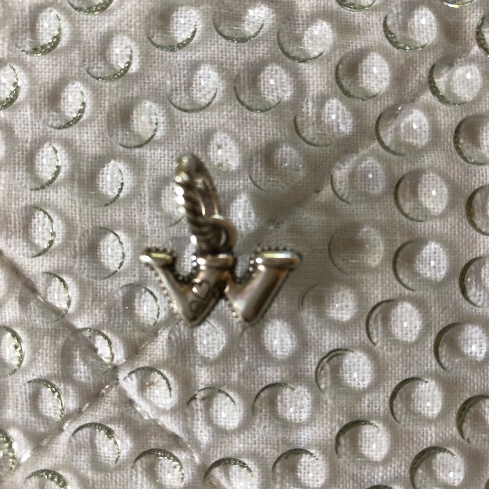 🌸 Brighton “w” Alphabet Charm 🌸